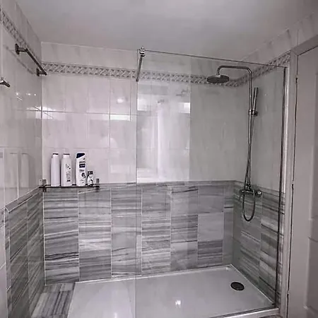 1081 - Golden Jacuzzi Apartment